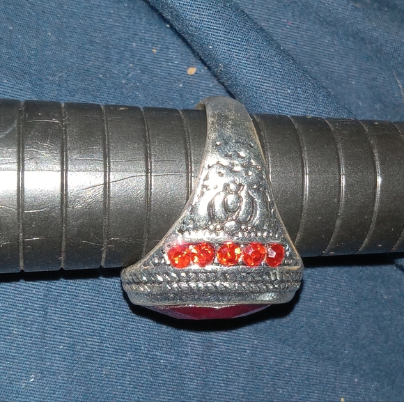 Get That Big Ruby look with this  Large Red glass And Silver plated costume ring - Picture 6 of 7